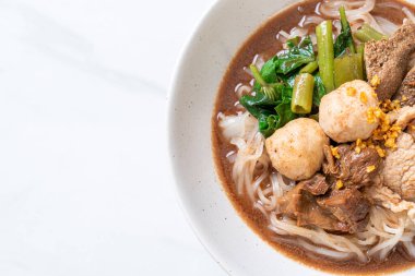 Pirinçli şehriye çorbası, domuz yahnisi Asya usulü.