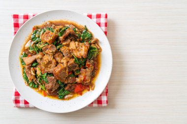 Kızarmış domuz eti ve fesleğen - Asya yerel sokak yemekleri tarzı