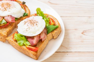 Kahvaltıda sebzeli, pastırmalı, yumurtalı ya da yumurtalı tam buğday ekmeği.