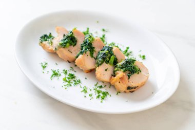 Ispanak ve peynirle doldurulmuş tavuk göğsü