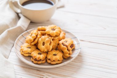 Hindistan cevizli bisküvi ve ananas reçeli.