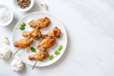 Biber ve sarımsaklı ızgara tavuk kanadı.