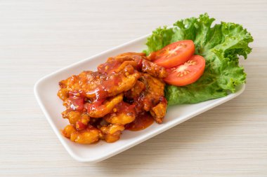 Kızarmış balığın üstünde 3 farklı tat (tatlı, ekşi, baharatlı) biber sosu