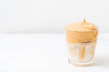 Dalgona kahvesi. Krem şantili buzlu içecek, kahve köpüğü ve süt. Covid-19 şehir karantinası sırasındaki son moda içki, ev konseptinde kalın..