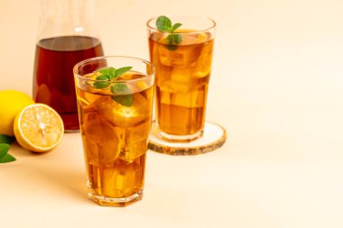 Bir bardak naneli buzlu limon çayı.