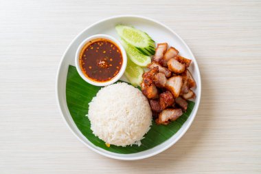 Asya usulü baharatlı pilavlı kızarmış domuz eti.