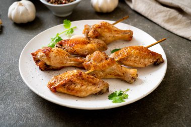 Biber ve sarımsaklı ızgara tavuk kanadı.