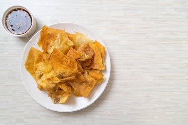 Kızarmış soslu domuz pastırması.