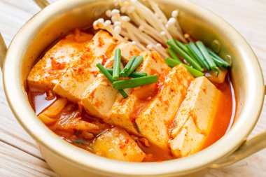 Tofu ve yumurtalı Kimchi Çorbası veya Kore Kimchi Güveci - Kore Yemekleri Geleneksel Tarzı