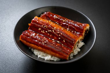 Japon yılan balığı pilav kasesi ya da Unagi don ile kızartılır.