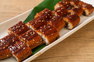 Dilimlenmiş yılan balığı ya da soslu ızgara unagi (Kabayaki) - Japon yemeği tarzı.