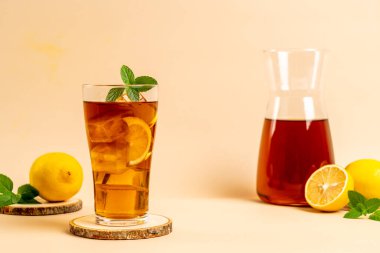 Bir bardak naneli buzlu limon çayı.