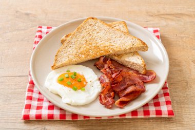 Kızarmış ekmekli yumurta ve kahvaltıda pastırma.