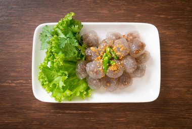 Şeffaf toplara Saku Sai Moo ya da buharda pişirilmiş Tapioca köfteleri deniyor.