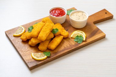 Kızarmış balık çubuğu ya da soslu patates kızartması.