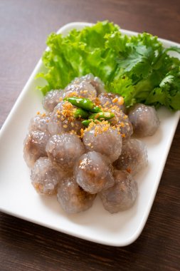 Şeffaf toplara Saku Sai Moo ya da buharda pişirilmiş Tapioca köfteleri deniyor.