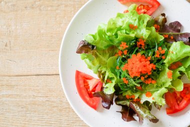 Japon yosunu ve karides yumurtalı sebze salatası - sağlıklı ve vejetaryen yemek tarzı