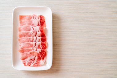 Dilimlenmiş taze domuz filetosu.
