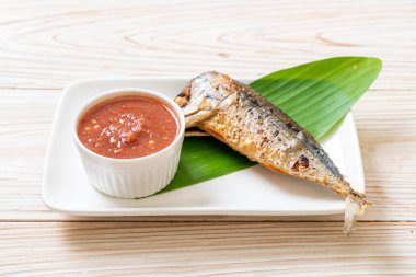 Baharatlı karides soslu kızarmış uskumru balığı, Tayland usulü.