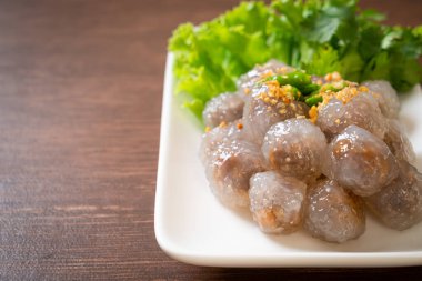 Şeffaf toplara Saku Sai Moo ya da buharda pişirilmiş Tapioca köfteleri deniyor.