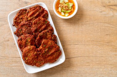 Kızarmış balık köftesi ya da kızarmış balık keki. Asya usulü.