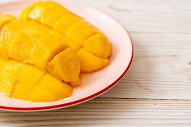 Tabakta dilimlenmiş taze ve altın mango