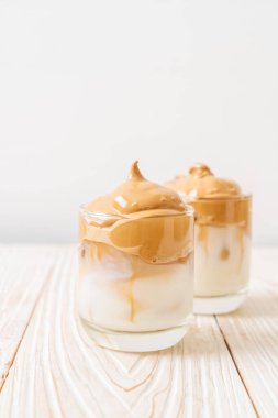 Dalgona kahvesi. Krem şantili buzlu içecek, kahve köpüğü ve süt. Covid-19 şehir karantinası sırasındaki son moda içki, ev konseptinde kalın..