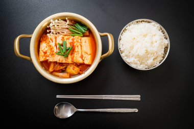 Tofu ve yumurtalı Kimchi Çorbası veya Kore Kimchi Güveci - Kore Yemekleri Geleneksel Tarzı