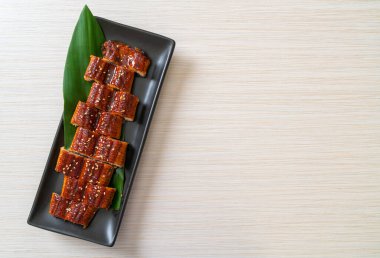 Dilimlenmiş yılan balığı ya da soslu ızgara unagi (Kabayaki) - Japon yemeği tarzı.
