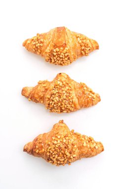 Beyaz arka planda izole edilmiş fıstıklı taze kruvasan.