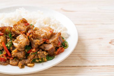 Kızarmış domuz eti ve pirinçli fesleğen Asya yerel sokak yemeği tarzı.