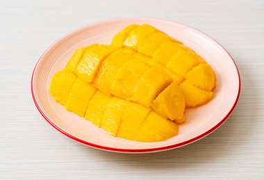 Tabakta dilimlenmiş taze ve altın mango