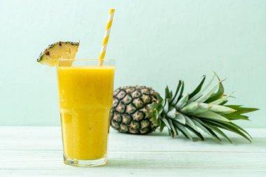 Tahta masada taze ananas suyu bardağı - Sağlıklı içecek