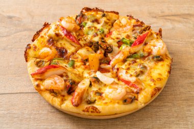 Tahta tepside deniz ürünleri (karides, ahtapot, midye ve yengeç) pizza