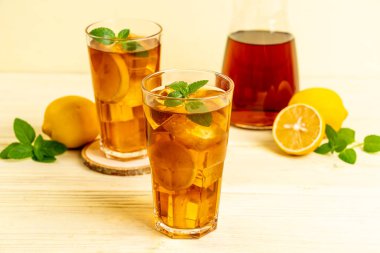 Bir bardak naneli buzlu limon çayı.