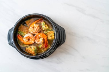 Karides ve sebze omletli Tamarind Paste 'den yapılmış ekşi çorba - Asya usulü.