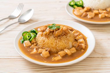 Kahverengi soslu tavuk mu yoksa pirinç soslu sos mu? Asya tarzı.