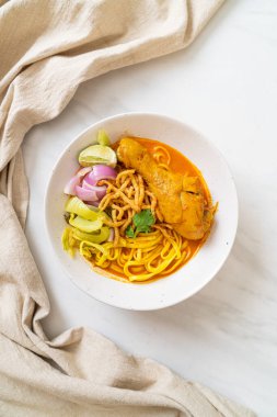 Kuzey Tayland erişteli körili tavuk çorbası (Kao Soi Kai) - Tayland yemeği tarzı