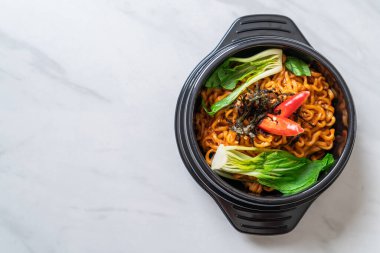 Kore usulü sebze ve kimchi ile hazır erişte. Kore usulü.