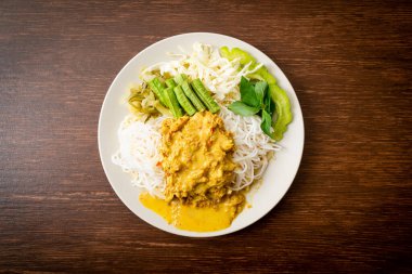 Tayland Pirinç Eriştesi ve Yengeç Körisi ve Çeşitli Sebzeler Tayland yerel güney yemekleri