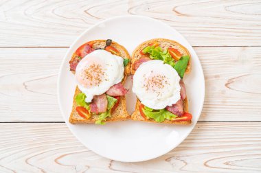 Kahvaltıda sebzeli, pastırmalı, yumurtalı ya da yumurtalı tam buğday ekmeği.