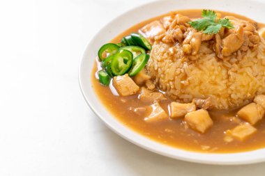 Kahverengi soslu tavuk mu yoksa pirinç soslu sos mu? Asya tarzı.