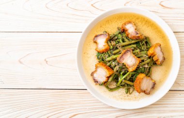 Kızarmış su mimozası ve tabakta domuz eti.