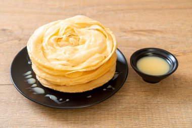 Kızarmış gevrek roti hamur ve tatlandırılmış konsantre süt.