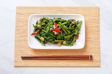 Karıştırılmış Çin Sabah Zaferi ya da Su Ispanağı - Asya usulü