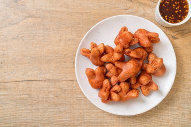 soslu kızarmış sosis.