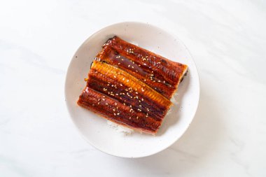 Japon yılan balığı pilav kasesi ya da Unagi don ile kızartılır.