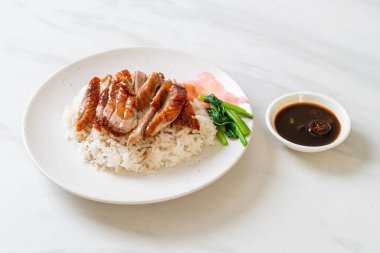 Pirinçli ızgara ördek.