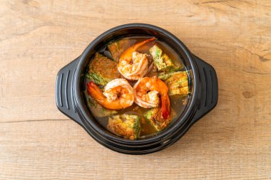 Karides ve sebze omletli Tamarind Paste 'den yapılmış ekşi çorba - Asya usulü.