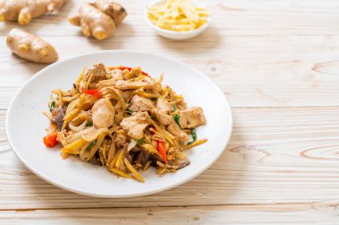 Zencefilli kızarmış tavuk. Asya usulü.